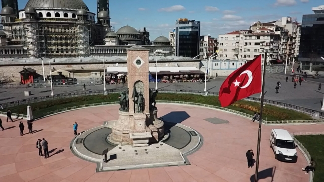 İstanbul'un en kalabalık yerlerinden biri olan Taksim Meydanı da boş kaldı. Foto: AA